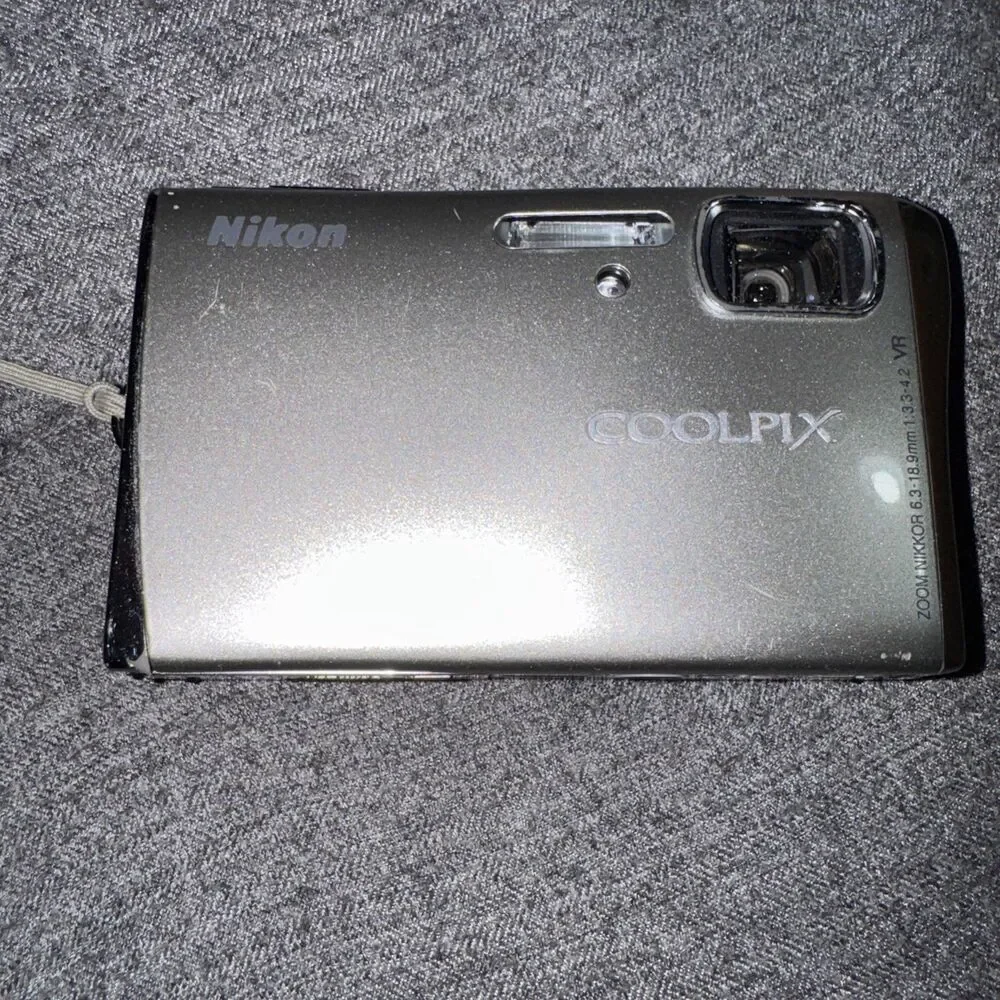 Nikon COOLPIX S51 8.1MP Digital Camera Silver Tested & Working Plus Extras